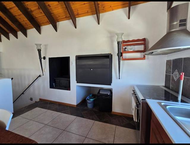 5 BEDROOM HOUSE FOR SALE IN GOLDEN MILE